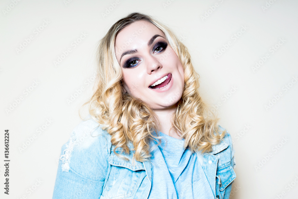 Naklejka premium Girl blonde eye make-up on a light background