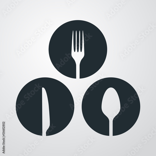 Icono plano cubiertos en circulos en triangulo sobre fondo degradado gris
