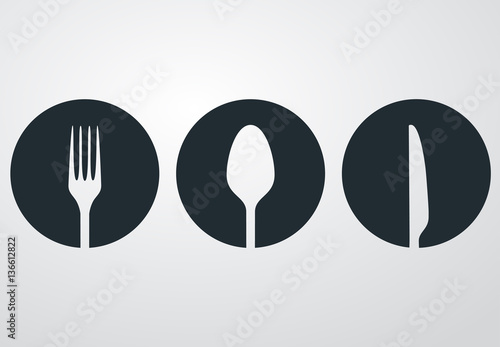 Icono plano cubiertos en circulos sobre fondo degradado gris