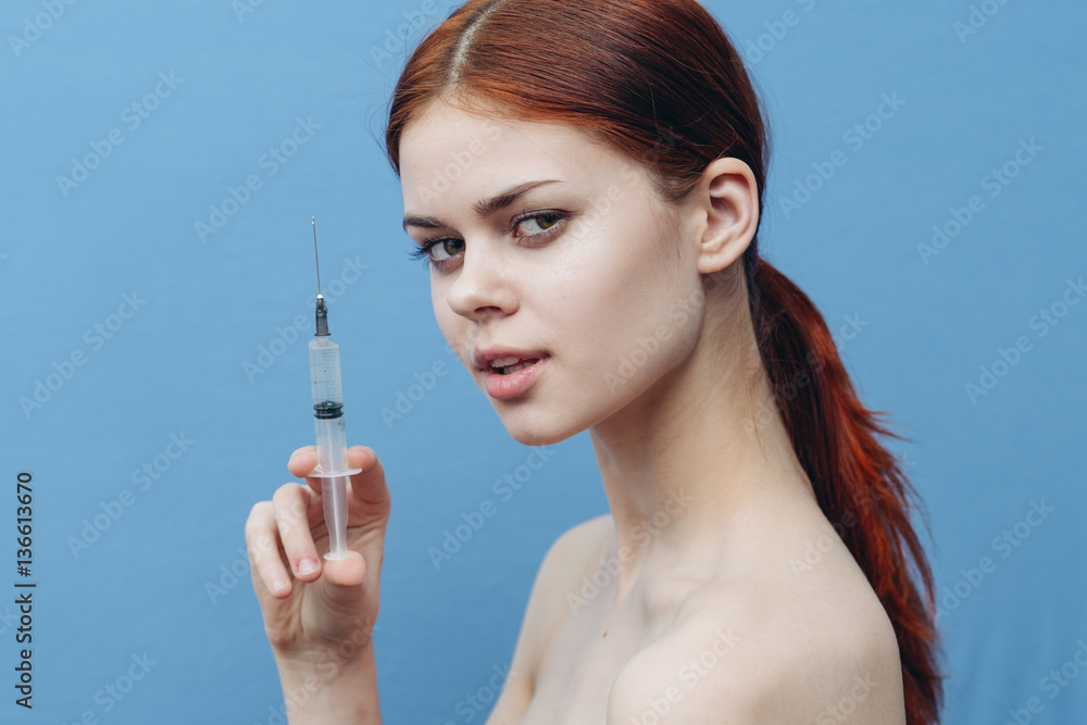 Obraz premium nude woman with a syringe in her hand