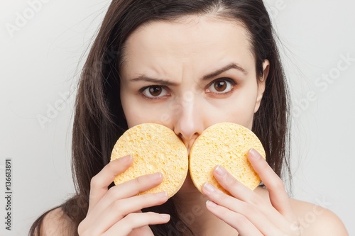 outraged look, woman with yellow sponges...