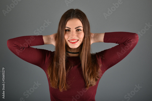 Foto Beautiful Brunette Girl. Healthy Long Hair