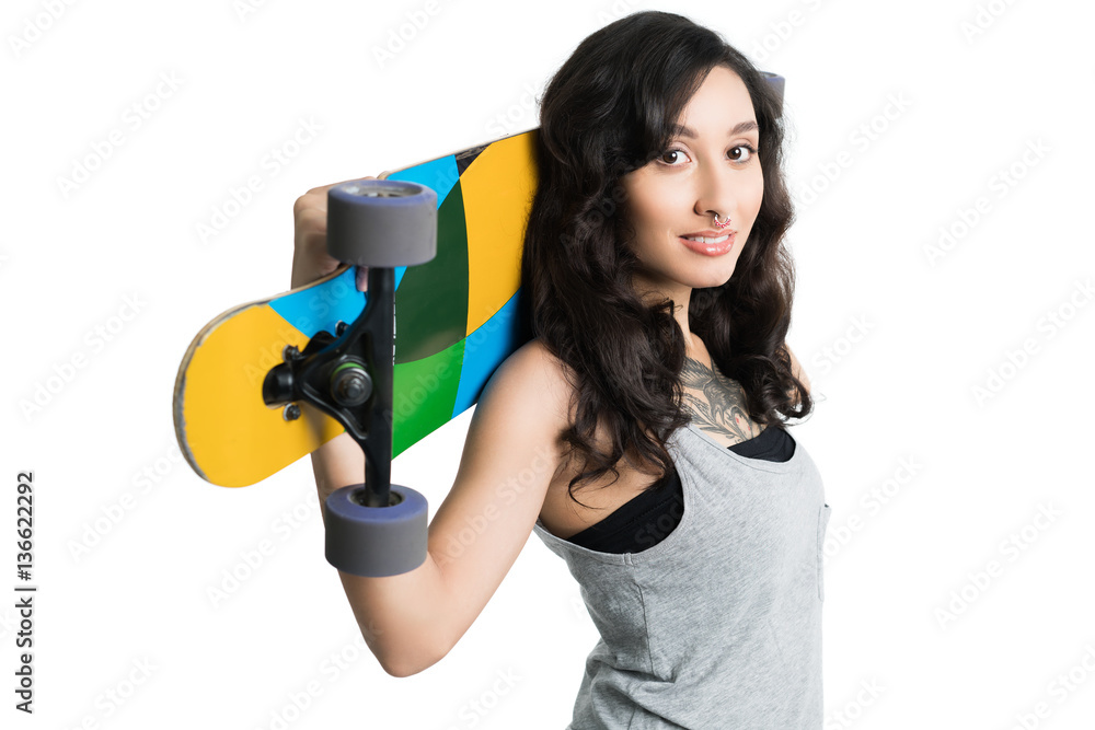 junge Frau mit Longboard vor weißem Hintergrund junge Frau mit Longboard vor weißem Hintergrund