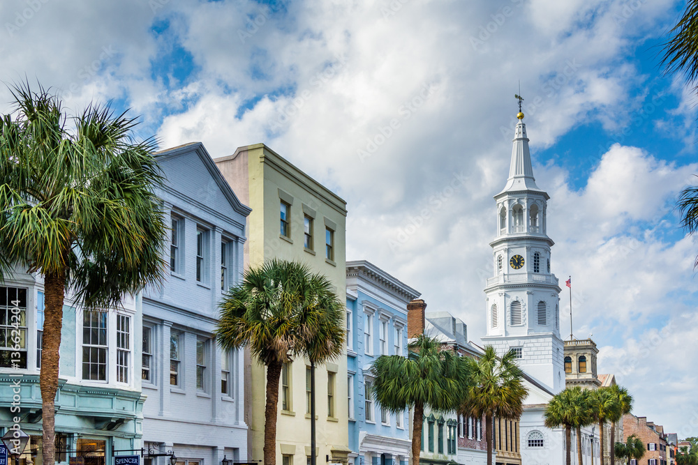 Naklejka premium Budynki i palmy wzdłuż Broad Street w Charleston, Sout