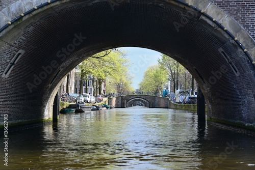 アムステルダムの運河巡り © chameleon