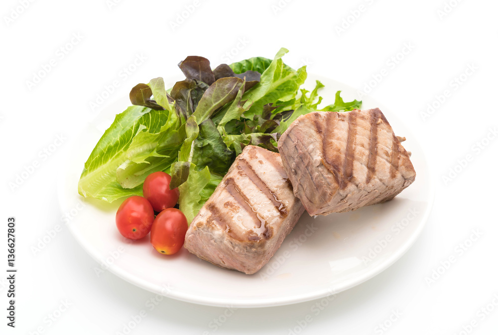 tuna steak with salad