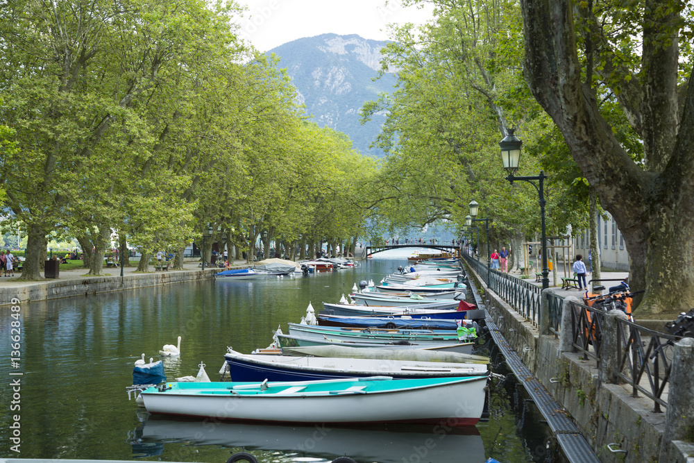 Naklejka premium Małe łódki na wodzie w Annenc