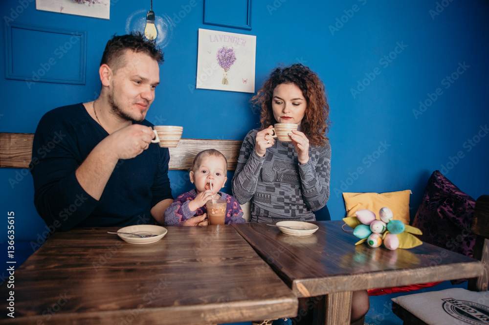 Naklejka premium Family in cafe
