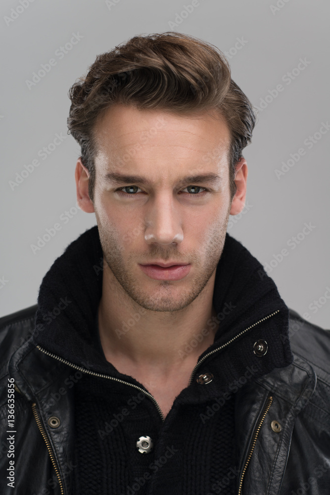 Fototapeta premium portrait of a young guy over gray background