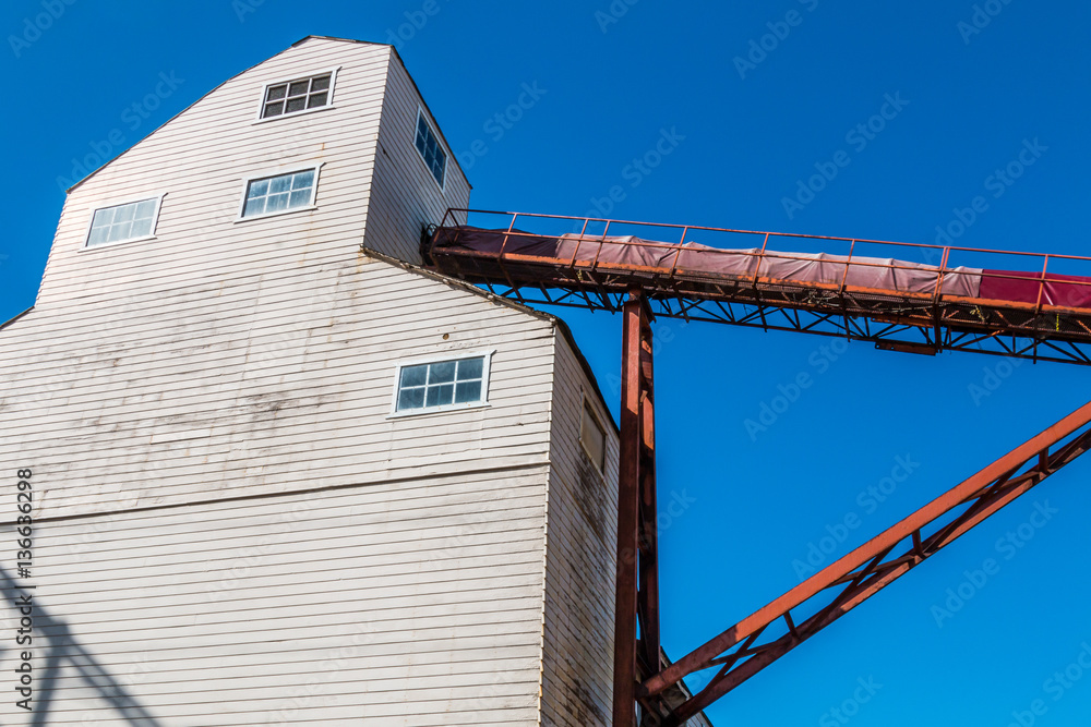 Obraz premium Wooden Industrial building with a conveyor belt.