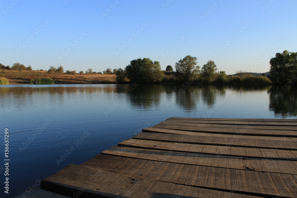 Muelle de madera bonito paisaje en el lago