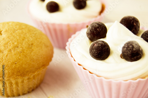 cupcakes with cream, cakes with cream and berries