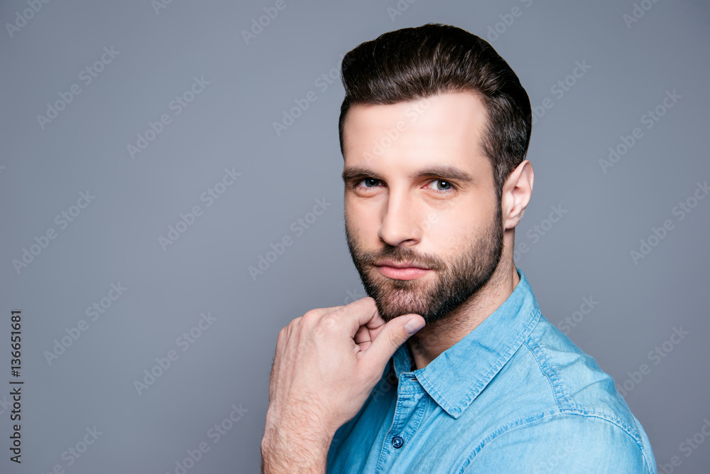 Obraz premium Young minded bearded man dreaming on gray background