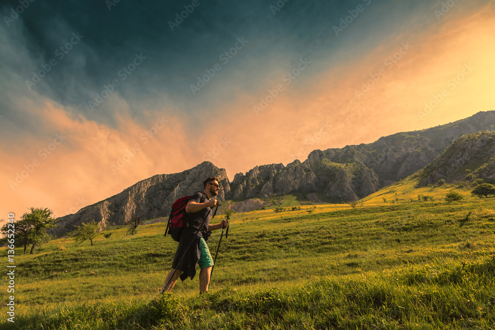Fototapeta premium Man Hiking in Green Mountains