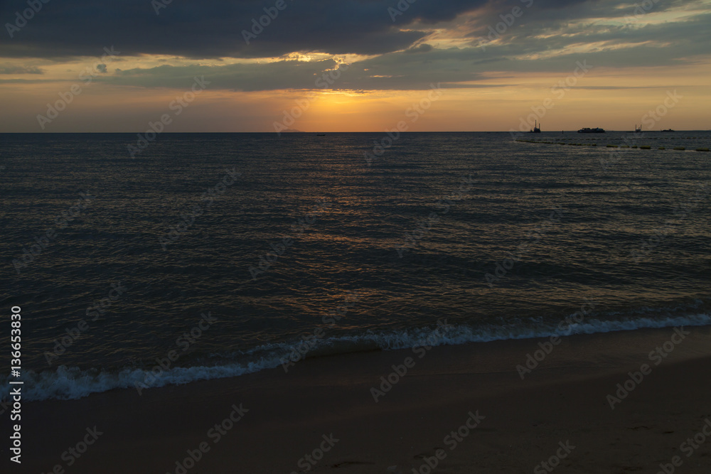 Obraz premium Sunset over the sea