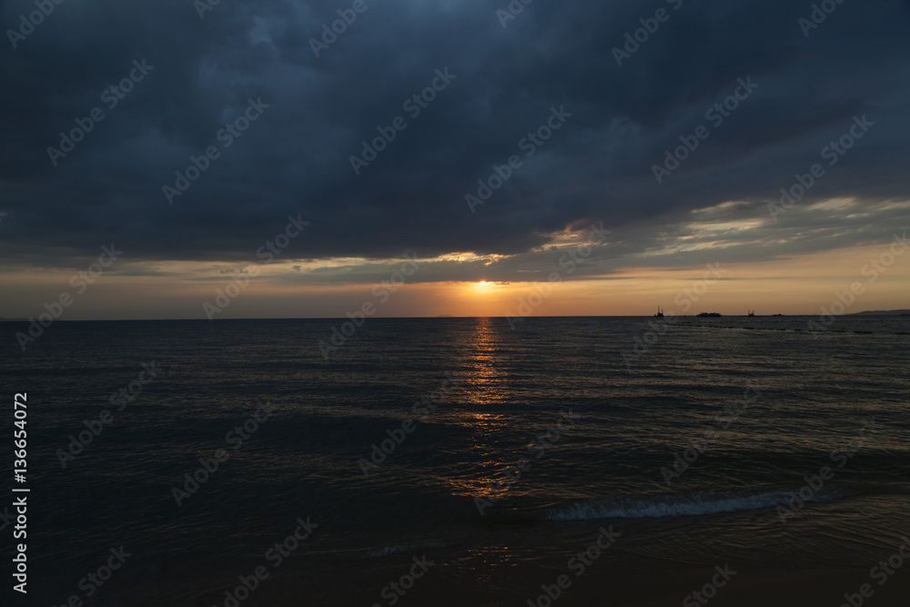 Obraz premium Sunset over the sea