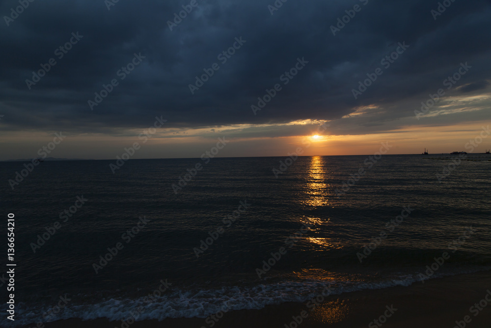 Obraz premium Sunset over the sea