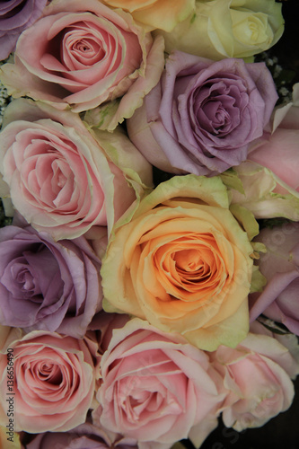 Big pastel roses in bridal bouquet