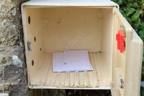 Lettres dans boite aux lettres ouverte