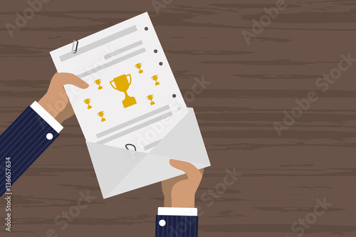 Person gewinnt Preis