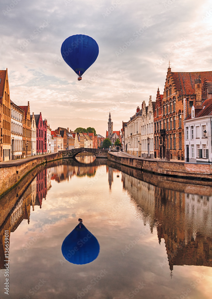 Fototapeta premium Air balloon over Bruges