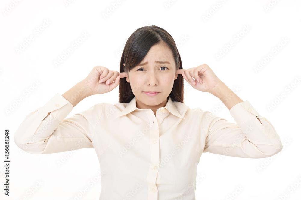 耳を塞ぐ女性 耳を塞ぐ女性