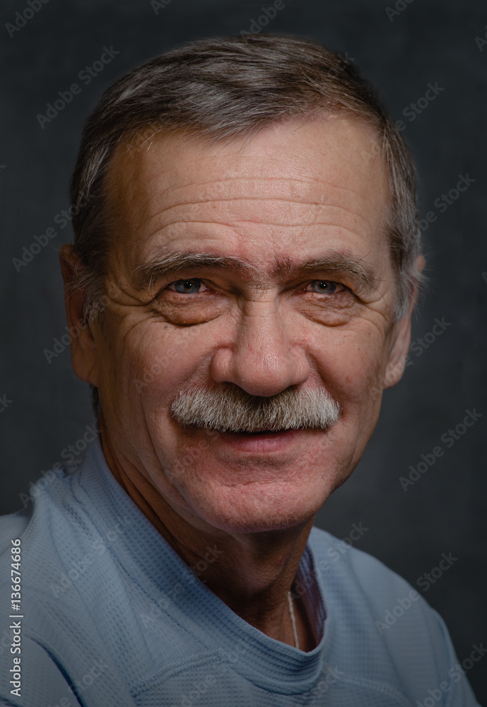 Obraz premium Portrait of an elderly man with a kind smile.