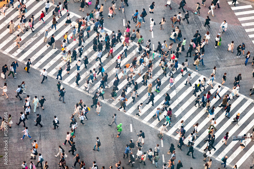 Stampa su tela Fußgänger überqueren eine Straßenkreuzung in Tokyo, Japan
