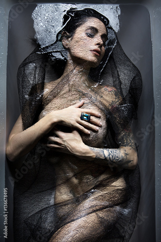 Femme baignoire et voile