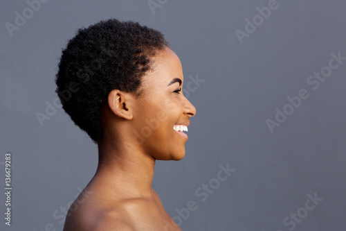 Fotografie beautiful smiling black female model against gray background