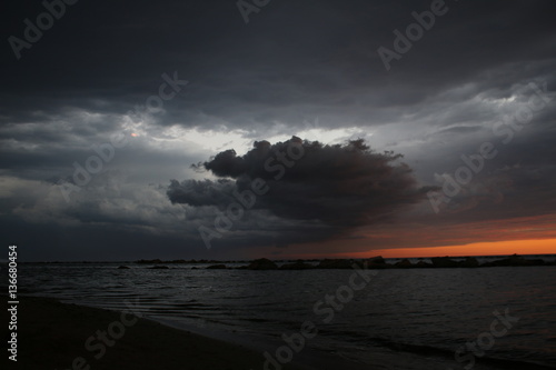 cielo nuvoloso con temporale visto dalla riva del mare © Matteo