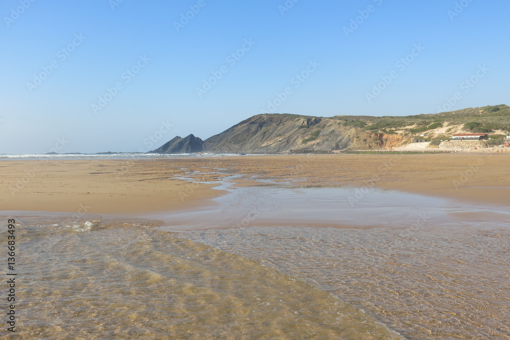 Flaques sur la plage en Algarve