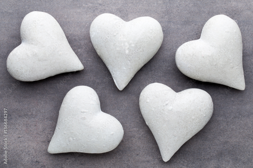 Obraz premium Red hearts the gray background. Valentine Day background.