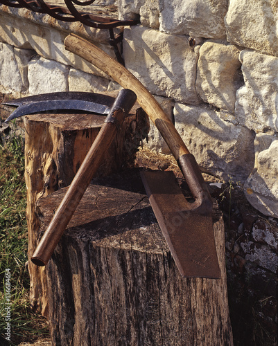 Foto Stock Outils du bois / Doloire / Coutre / Tonnelier | Adobe Stock