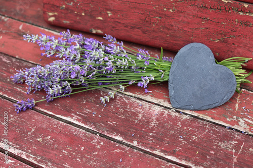 Fototapeta Naklejka Na Ścianę i Meble -  Herz mit Lavendel