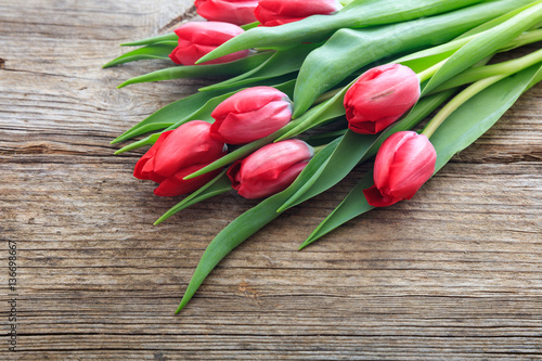 Fototapeta Naklejka Na Ścianę i Meble -  Red tulips on wooden background
