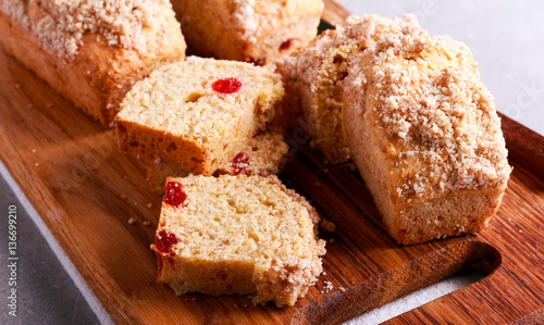 Cherry mini loaves with streusel,