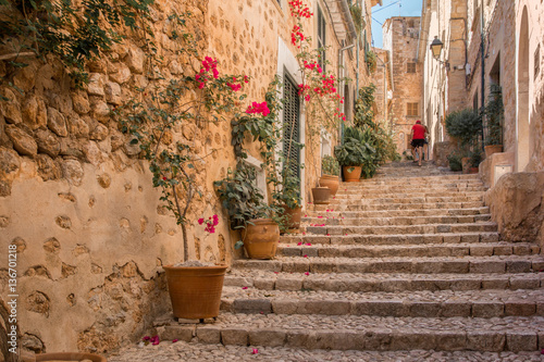 Fototapeta Naklejka Na Ścianę i Meble -  stairs in medieval street in tuscany