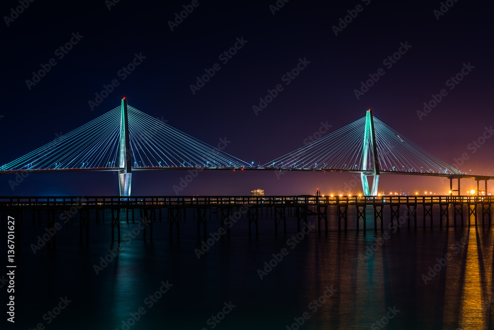 Fototapeta premium Most Arthur Ravenel, nocą nad rzeką Cooper, w Ch