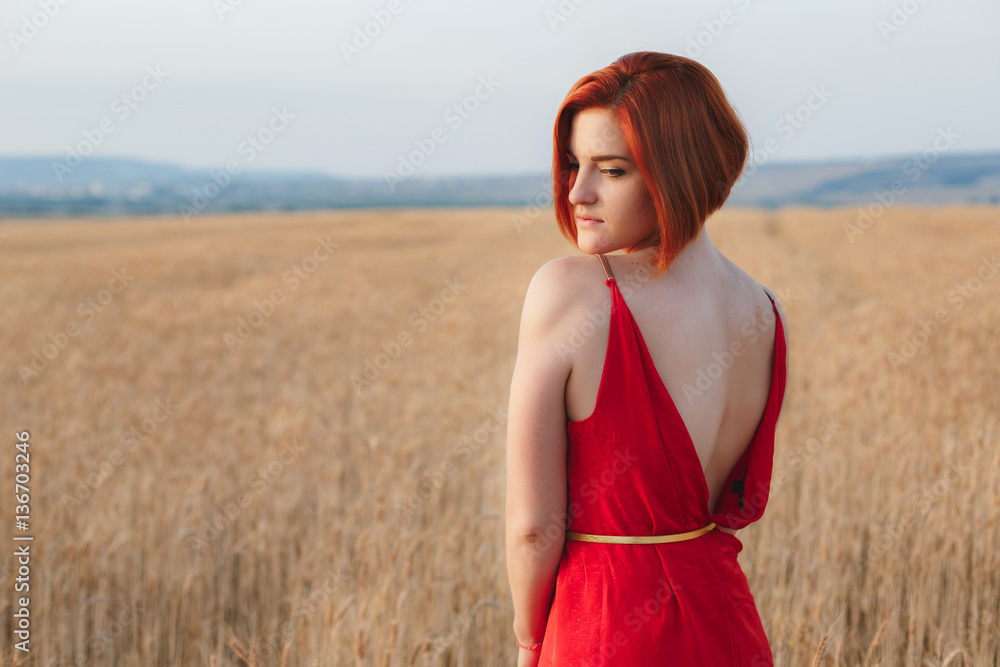 Obraz premium smiling beautiful brunette in the lavender field at sunset