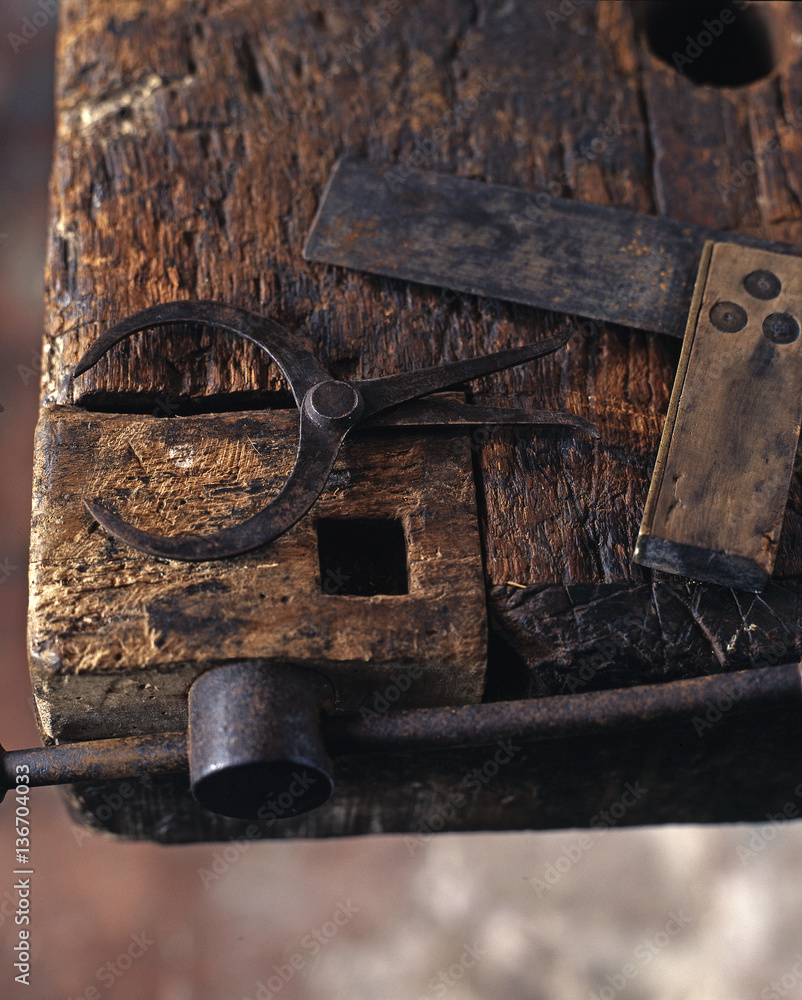 Outils du bois / Presse avant / Maître à danser / Compas Outils du bois / Presse avant / Maître à danser / Compas