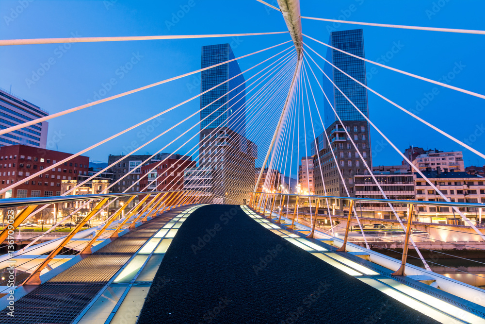 Obraz premium avantgarde footbridge of downtown bilbao, Spain