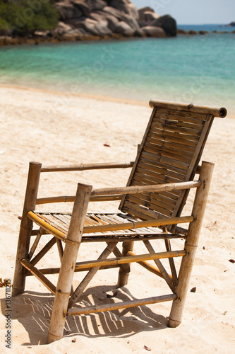 fauteuil en bambou sur une belle plage de sable blanc