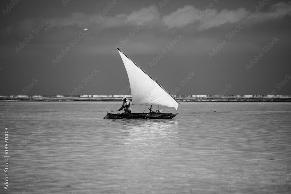 Традиционная рыбацкая лодка Доу остров Занзибар.