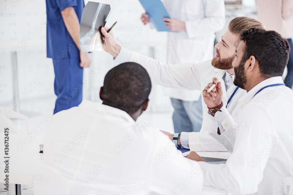 Obraz premium Outgoing medical advisers having meeting in hospital