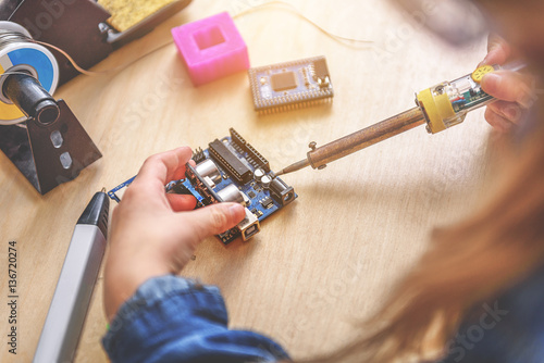 Fotografi Girl confidently using soldering iron