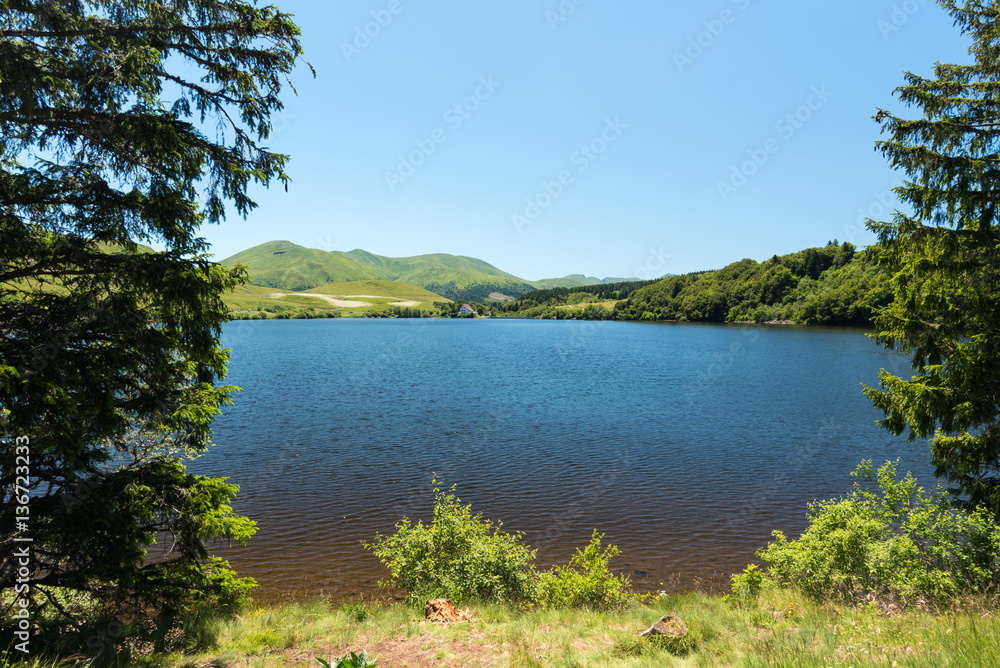Vue sur le lac du Guery en Auvergne en France. Magnifique vue sur le lac et les volcans. Vue sur le lac du Guery en Auvergne en France. Magnifique vue sur le lac et les volcans.