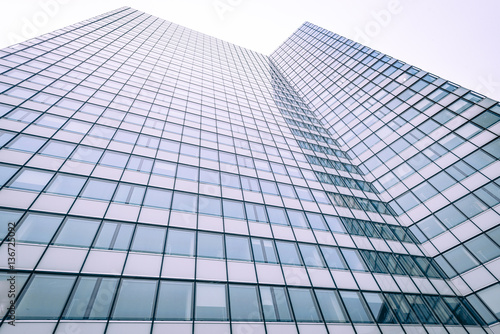 Abstrakte Fassade eines modernen Bürogebäudes in Hamburg