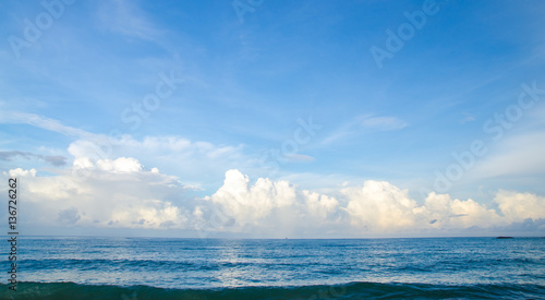 Fototapeta Naklejka Na Ścianę i Meble -  Beautiful sky and blue ocean