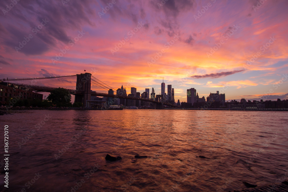 Sonnenuntergang mit der Skyline von New York